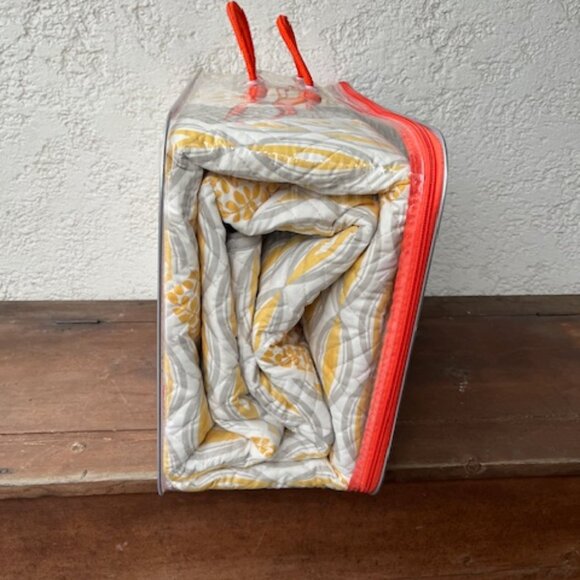 Sunnyside 3-Piece Reversible Quilt Set – new - Picture 7 of 9